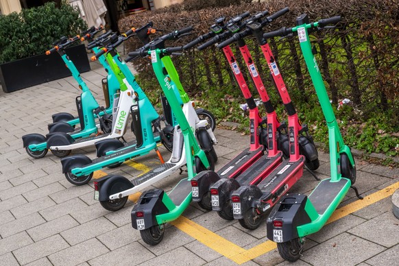 16.03.2023, Bayern, München: E-Scooter von verschiedenen Anbietern stehen in der Innenstadt auf einem markierten Abstellplatz. Foto: Peter Kneffel/dpa +++ dpa-Bildfunk +++