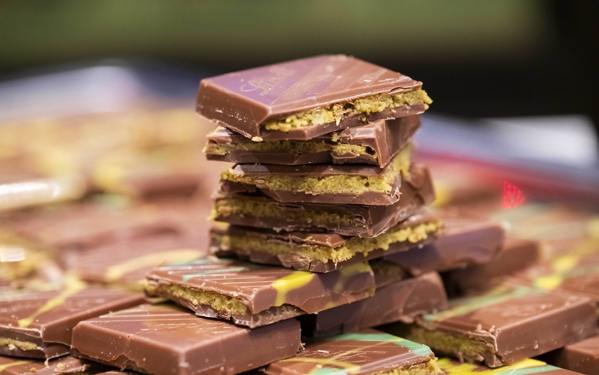 19.11.2024, Dubai-Schokolade, Verkauf im Lindt-Store in Dresden, Süßigkeiten, Hype, Influencer, Dresden *** 19 11 2024, Dubai chocolate, sale in the Lindt store in Dresden, sweets, hype, influencer, D ...