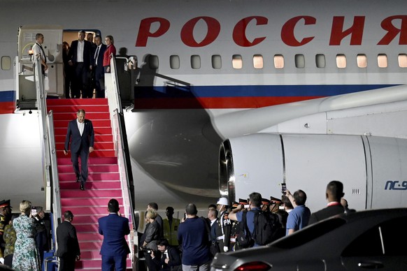 Sergej Lawrow, Außenminister von Russland, geht bei der Ankunft zum G20-Gipfel am Ngurah Rai International Airport, die Treppe seines Flugzeugs am Montag hinunter.