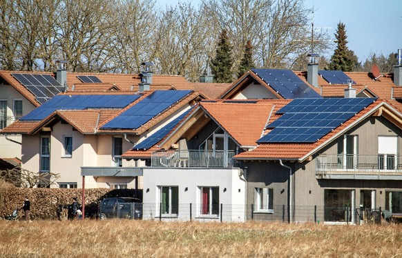 viele Solaranlagen auf Hausd√§chern bei M√ºnchen, Februar 2023 Deutschland, M√ºnchen, Februar 2023, Solarenergie auf Hausd√§chern, viele Photovoltaikanlagen in einer Wohnsiedlung bei M√ºnchen, eigene  ...