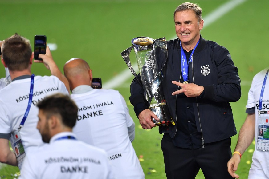 Stefan KUNTZ,Trainer GER, mit dem Pokal,Cup,Trophaee, Jubel,Freude,Begeisterung, Siegerehrung. Deutschland-Portugal 1-0, Fussball U-21,FINALE UEFA Under21 Europameisterschaft 2021 in Ungarn/Slowenien  ...