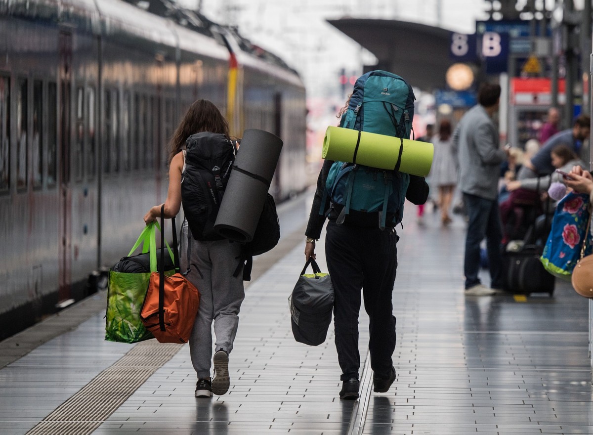 ARCHIV - 15.08.2018, Hessen, Frankfurt/Main: Junge Reisende gehen im Hauptbahnhof der Mainmetropole mit ihren Rucks