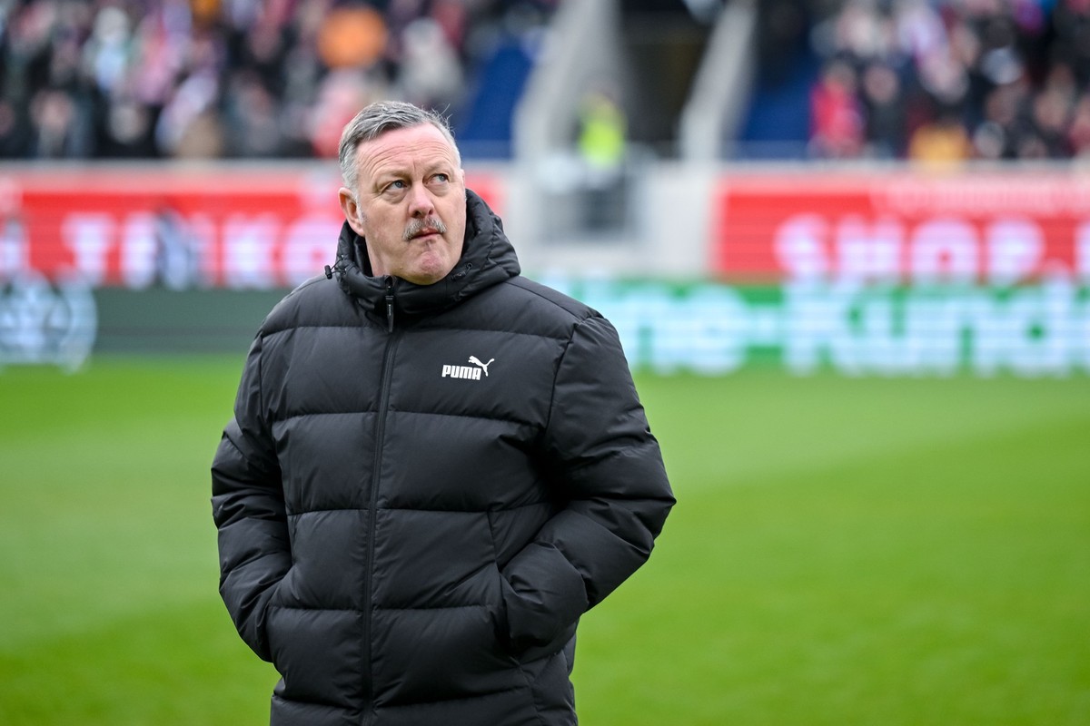 01.03.2025, Baden-Württemberg, Heidenheim: Fußball: Bundesliga, 1. FC Heidenheim - Borussia Mönchengladbach, 24. Spieltag, Voith-Arena. Mönchengladbachs Sportdirektor Roland Virkus steht vor dem Spiel ...