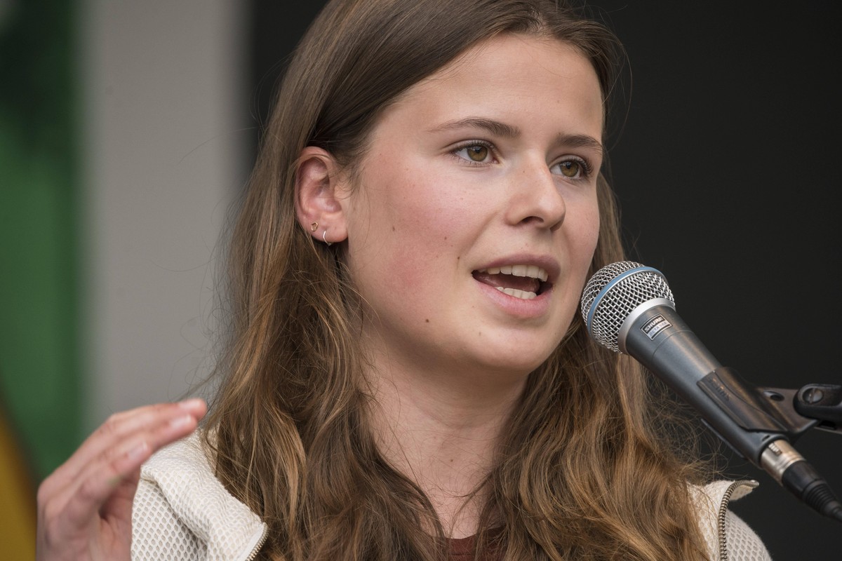 Luetzerath, DEU, 30.08.2020 Luisa Neubauer Fridays for Future spricht bei der Demonstration und Menschenkette rund um das vom Braunkohletagebau Garzweiler II bedrohte Dorf Lützerath, veranstaltet vom ...