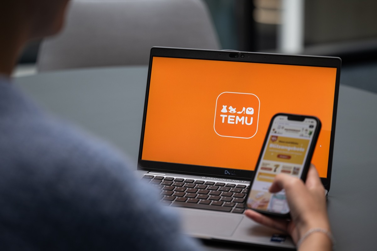 ILLUSTRATION - 29.08.2023, Berlin: Blick auf einen Laptop mit dem Logo der App Temu (gestellte Szene). Mit seinen Billigangeboten schwimmt der Online-Marktplatz aus China in Deutschland auf einer Erfo ...