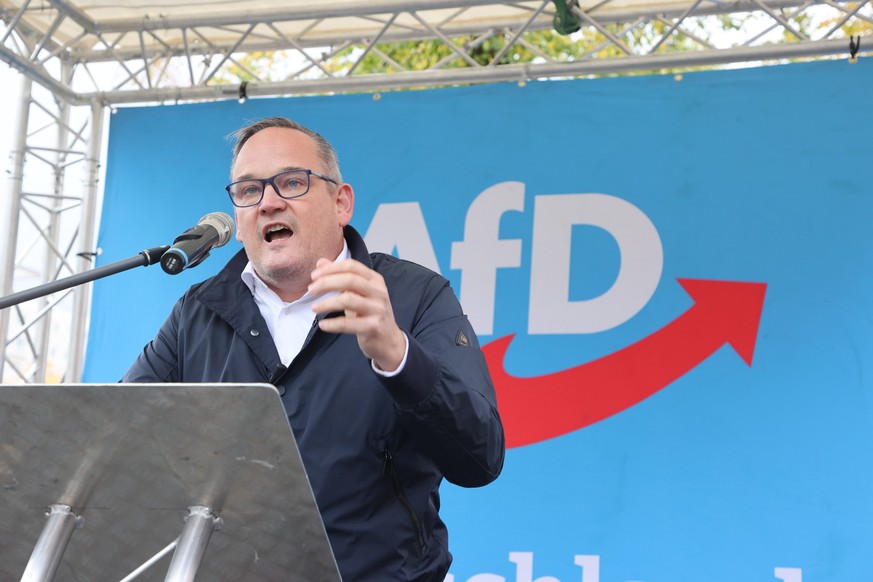 28.10.2023, Thüringen, Erfurt: Martin Reichardt, AfD-Vorsitzender in Sachsen-Anhalt, spricht bei einer Demonstration unter dem Motto: &quot;Der Osten steht zusammen&quot; vor der Thüringer Staatskanzl ...