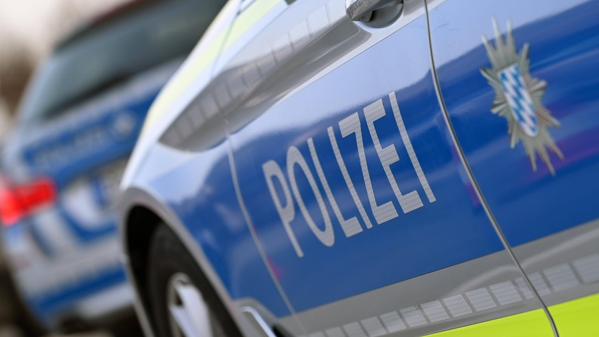 Themenbild Polizei. Streifenwagen,Polizeiauto. Grenzkontrollen an der oesterreichisch deutschen Grenze ,Grenzuebergang Kiefersfelden Grenzpolizisten kontrollieren Autofahrer bei der Einreise von Tirol ...