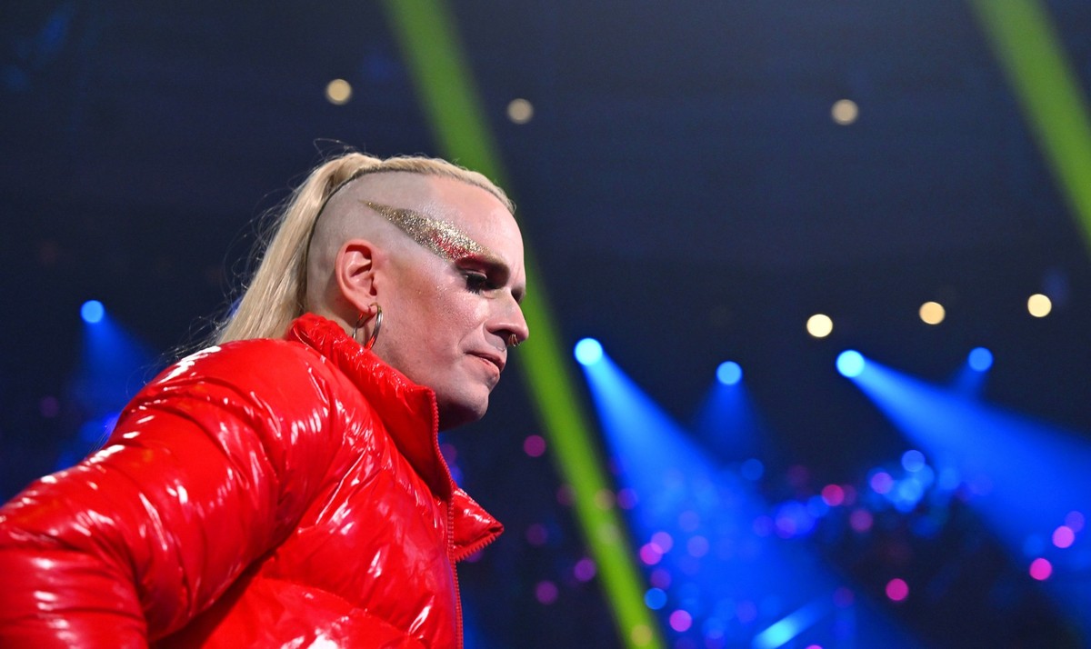 13.05.2023, Großbritannien, Liverpool: Frontmann Chris Harms von der Band Lord Of The Lost aus Deutschland reagiert nach seinem Auftritt mit «Blood & Glitter» beim Finale des 67. Eurovision Song C ...