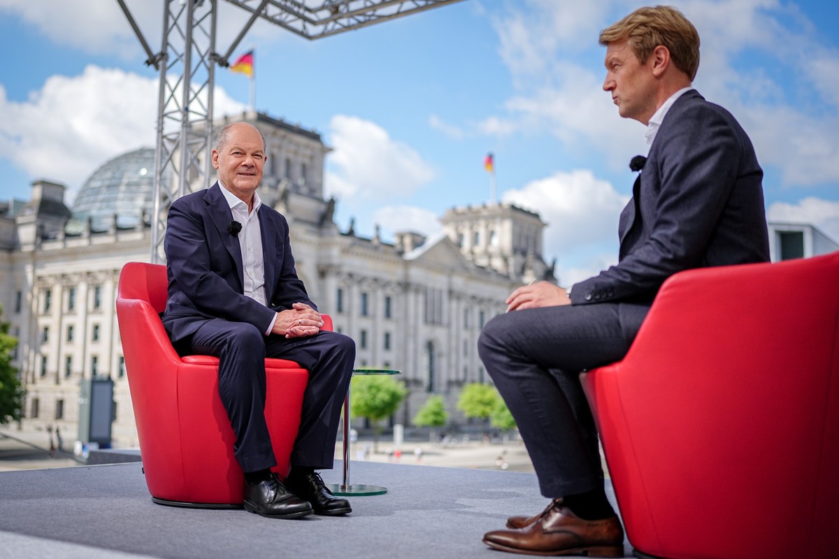 23.06.2024, Berlin: Bundeskanzler Olaf Scholz (SPD) sitzt zu Beginn des ARD-Sommerinterviews im «Bericht aus Berlin» bei Markus Preiß (r), Leiter des ARD-Hauptstadtstudios. (zu dpa: «Debatte um Hausha ...