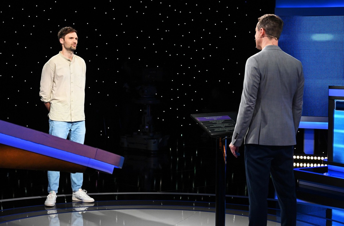 ARD GEFRAGT - GEJAGT FOLGE 794, &quot;Alexander Bommes präsentiert beliebtes Quizformat&quot;, am Montag (12.08.24) um 18:00 Uhr im ERSTEN.
Moderator Alexander Bommes (r.) mit dem Kandidaten Georg Jun ...