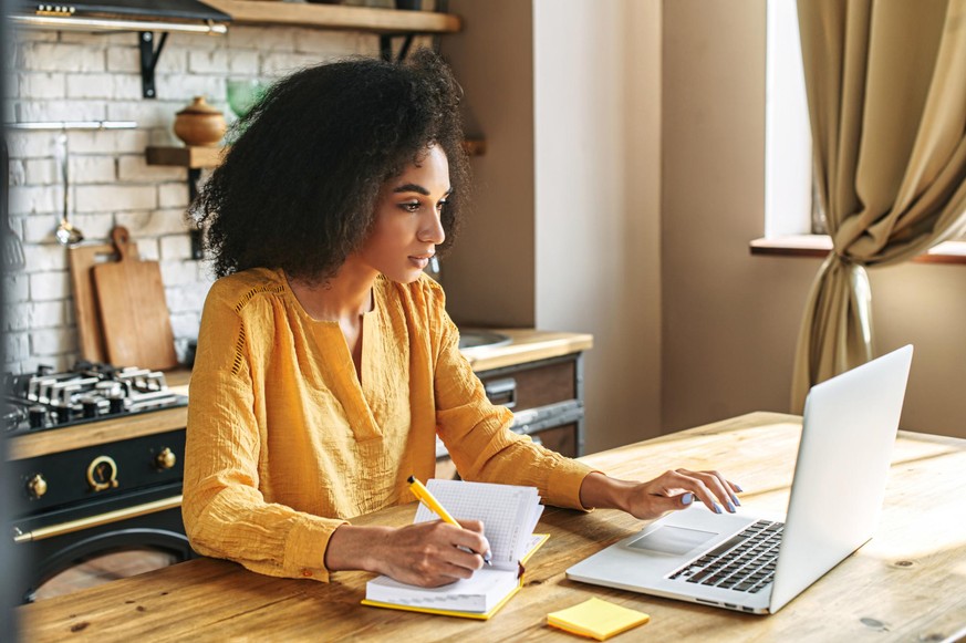 Im Home Office tendieren Arbeitnehmer laut Experten eher zu Überstunden als im Büro.