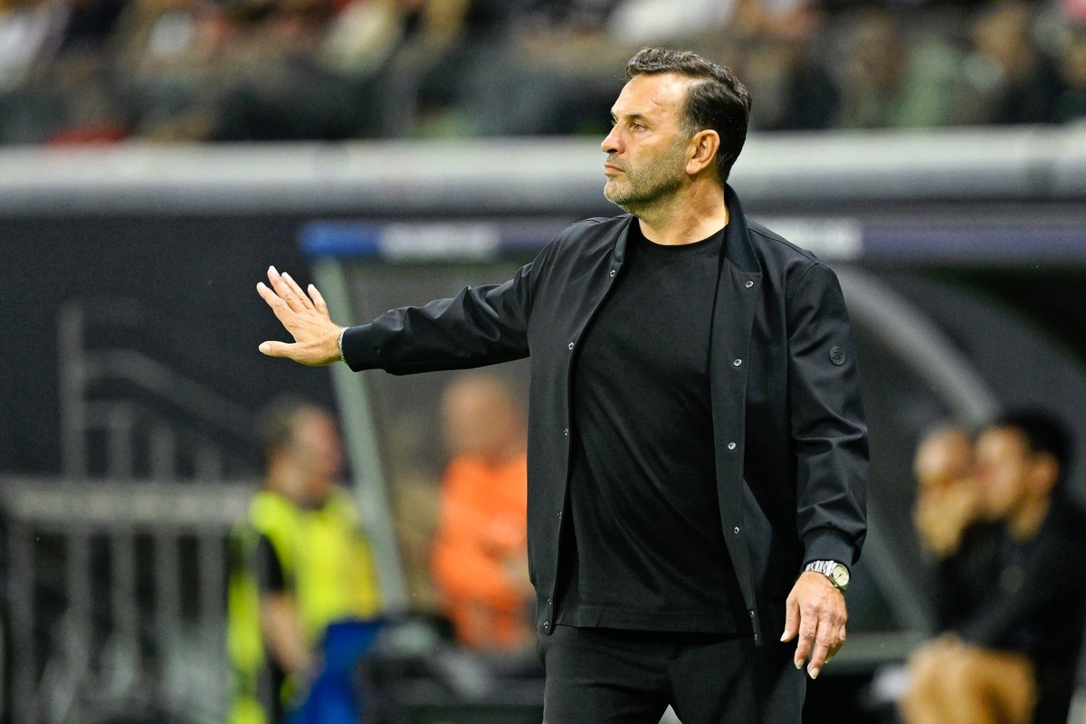 18.09.2025, Hessen, Frankfurt/Main: Fußball, Champions League, Eintracht Frankfurt - Galatasaray Istanbul, Vorrunde, 1. Spieltag, Deutsche Bank Park. Trainer Okan Buruk (Galatasaray Istanbul) gestikul ...