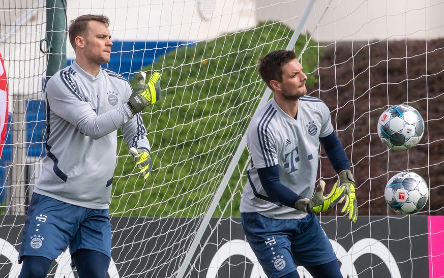 ARCHIV - 05.01.2020, Katar, Doha: Fußball: Bundesliga, Trainingslager FC Bayern München. Torwart Manuel Neuer (l) und Torwart Sven Ulreich vom FC Bayern München trainieren bei einer Übungseinheit am V ...