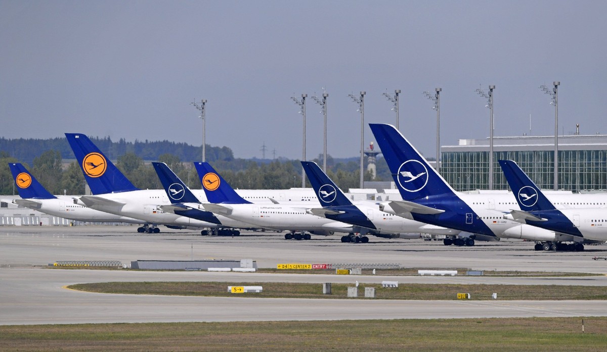 25.04.2020, Die Bayerische Landeshauptstadt M�nchen in Zeiten der Corona-Krise. Flughafen M�nchen an einem Samstag Nachmittag. Statt mehrerer tausend Starts und Landungen am Tag, sind heute nur verein ...