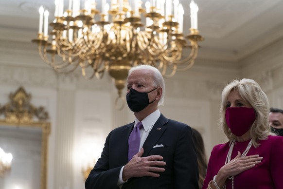 dpatopbilder - 21.01.2021, USA, Washington: Joe Biden (l), Präsident der USA, und seine Frau Jill Biden legen während einer online Gebetsveranstaltung im Zuge seiner Amtseinführung im State Dinning Ro ...