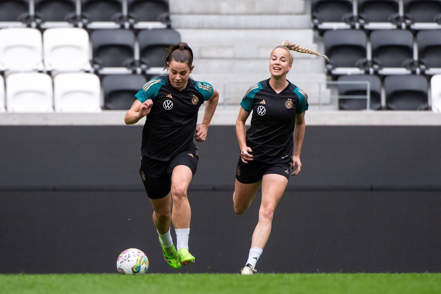 Sport Bilder des Tages Lena Oberdorf Deutschland, 06, Giulia Gwinn Deutschland, 15 am Ball, AUT, DFB Frauen Nationalmannschaft Deutschland, UEFA Womens Euro 2025 Qualifikation, MD-1 Pressekonferenz un ...