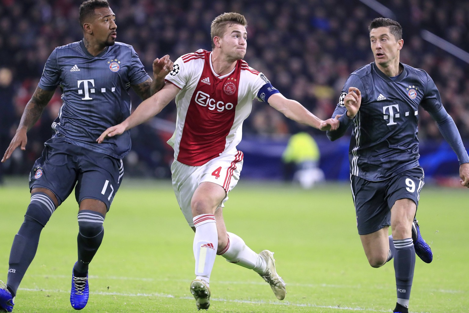 DE LIGT Matthijs Kapitaen Team AFC Ajax mit LEWANDOWSKI Robert und BOATENG Jerome UEFA Champions League Saison 2018-2019 Vorrunde Gruppe E Spiel Ajax Amsterdam - FC Bayern Muenchen 3 : 3 am 12. Dezemb ...