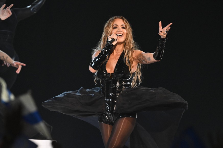 LIVERPOOL 20230509 Rita Ora sjunger sin nya singer Praising you featuring Fatboy Slim under mellanakten under tisdagens semifinal i Eurovision Song Contest i Liverpool. Liverpool Sverige x10070x *** L ...