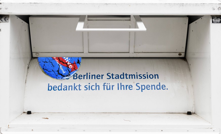 Kleiderspende der Berliner Stadtmission in der Naehe von Hauptbahnhof in Berlin am 15. Dezember 2018. Berliner Stadtmission in Berlin *** Clothes donation of the Berliner Stadtmission near the main st ...
