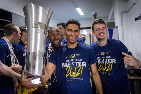 Basketball Mnchen 13.06.2021 1. Bundesliga / easyCredit BBL Saison 2020 / 2021 Playoffs Finale Spiel 4 FC Bayern Mnchen - Alba Berlin Alba Berlin ist deutscher Meister 2021 Maodo Lo Alba Berlin, No.00 ...