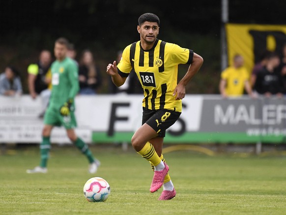 05.07.2022, Luenen, Germany, Kampfbahn Schwansbell, Luener SV vs. BV Borussia Dortmund - Testspiel, Mahmoud Dahoud Borussia Dortmund in Aktion, am Ball, Einzelaktion Foto Ralf Treese Luenen Kampfbahn  ...