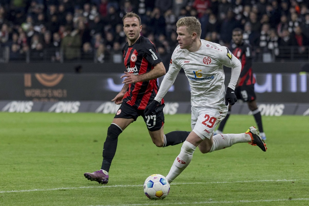 1. Fussball Bundesliga: Eintracht Frankfurt - 1. FSV Mainz 05, Deutsche Bank Park, Frankfurt, 26.01.2024 Mario G�tze Eintracht Frankfurt 27 & Jonathan Burkardt 1. FSV Mainz 05 29, Eintracht Frankf ...