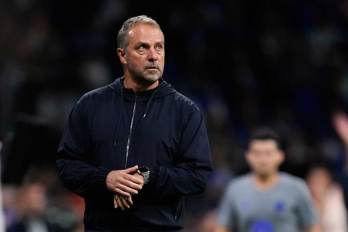 25.09.2025, Spanien, Oviedo: Fußball: Primera División, Spanien, Real Oviedo - FC Barcelona, 6. Spieltag, Carlos-Tartiere-Stadion. Barcelonas Cheftrainer Hansi Flick während eines Fußballspiels der sp ...