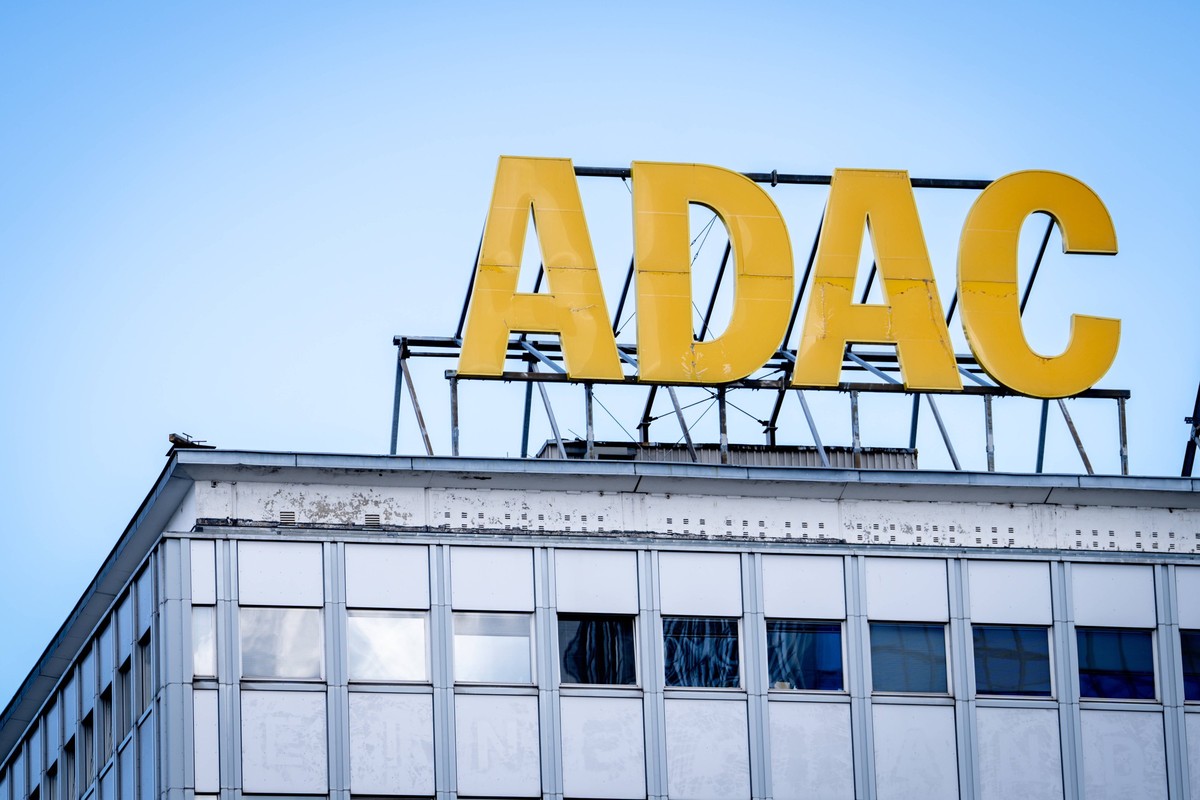 Symbolbild Logo des ADAC Symbolfoto Logo des Allgemeine Deutsche Automobil-Club e. V., kurz ADAC auf dem Dach eines Hauses Deutschland *** Symbolic image ADAC logo Symbolic image logo of the Allgemein ...