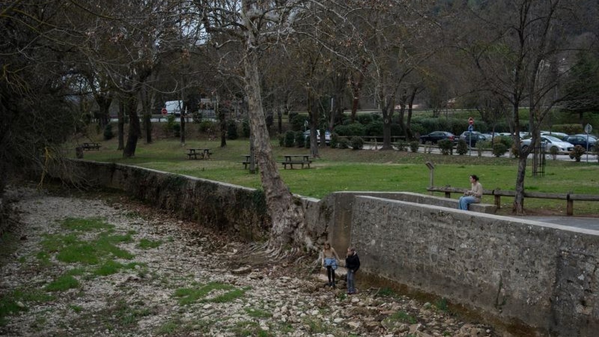 Frankreich, Flassans-sur-Issole: Kinder spielen in einem ausgetrockneten Flussbett. Frankreich trifft angesichts anhaltender Trockenheit Sofortmaßnahmen, um sich für einen erneuten Dürre-Sommer zu rüs ...