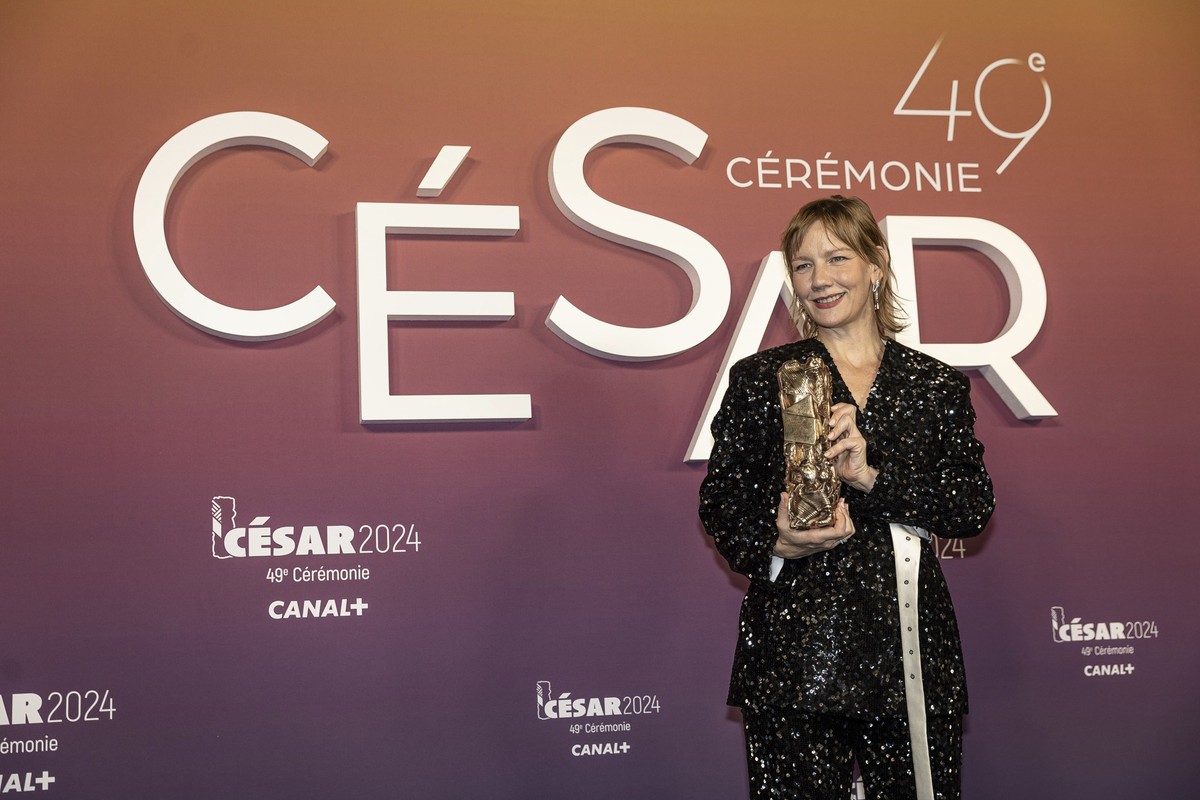 Sandra Hüller poses in the winners room with the 'Best Actress' Cesar Award for the movie 'Anatomie d'une chute' during the 49th Cesar Award ceremony, in Paris, Saturday, Feb. ...