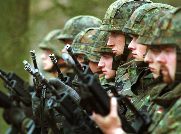Bundeswehr : Soldaten des KFOR Kontingents fuer den Einsatz im Kosovo ( GECONKFOR ), hier mit Gewehr G 36, Munster, 04.03.1999, Munster Deutschland PUBLICATIONxINxGERxSUIxAUTxONLY Copyright: xAndreasx ...