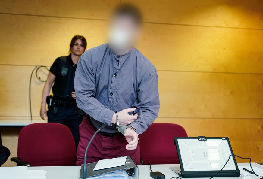 Der Hauptangeklagte kommt in den Verhandlungssaal des Landgerichts Kaiserslautern. Dort beginnt am 21.06.2022 der Prozess wegen der Polizistenmorde im Januar in der Westpfalz. Die Staatsanwaltschaft w ...