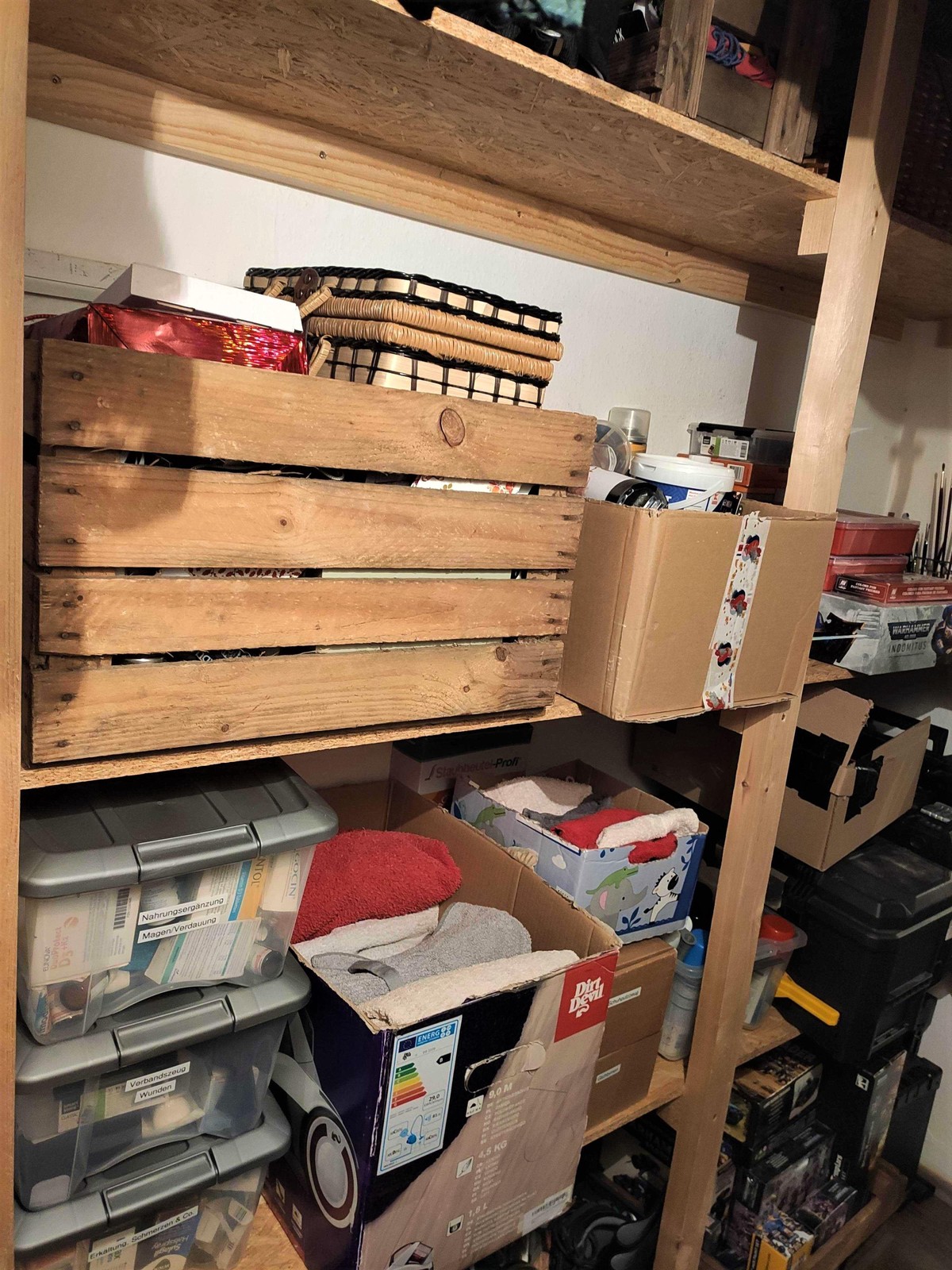 Zur Improvisation kann man auch Pappkartons zum Stapeln benutzen. Der Aufräumcoach empfiehlt aber durchsichtige Plastikboxen.