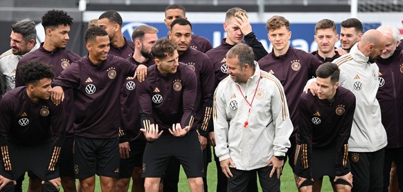 22.03.2023, Hessen, Frankfurt/Main: Fu�ball: Nationalmannschaft, Deutschland vor dem L�nderspiel gegen Peru. Die A-Nationalmannschaft mit Bundestrainer Hansi Flick (vordere Reihe (4.v.r.) und die U21- ...