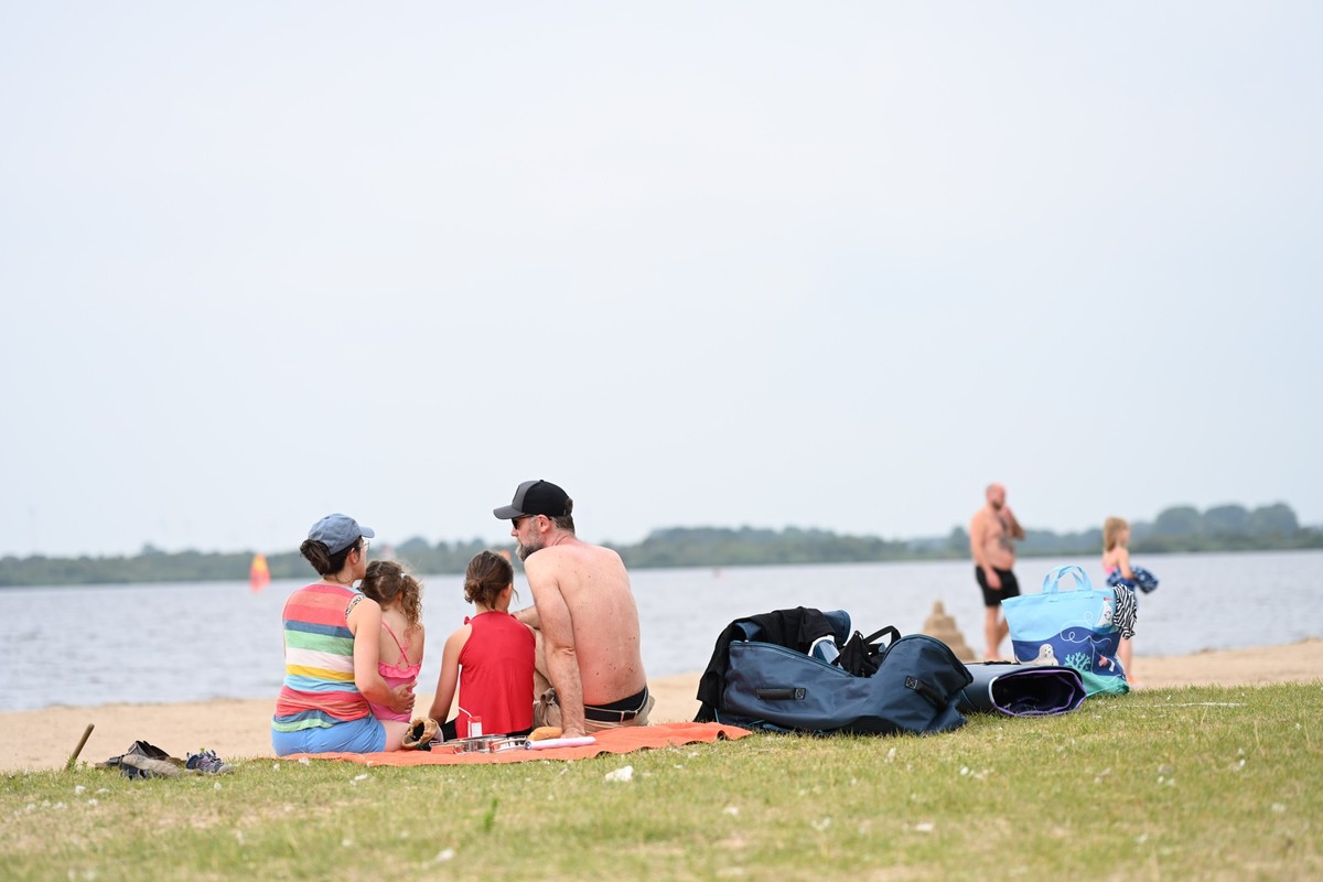 03.08.2024, Niedersachsen, Bedekaspel: Eine junge Familie aus Marburg (Hessen) macht ein Picknick. Die zweite Hälfte der niedersächsischen Sommerferien hat das Geschäft bei den Gastgebern in den Urlau ...