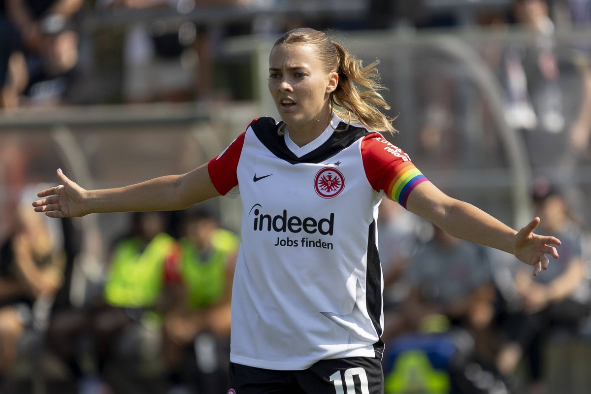 Google Pixel Frauen Bundesliga: Eintracht Frankfurt - FC Carl Zeiss Jena, 31.08.2024 Laura Freigang Eintracht Frankfurt 10 breitet die Arme aus, Freisteller, Portrait / Portr