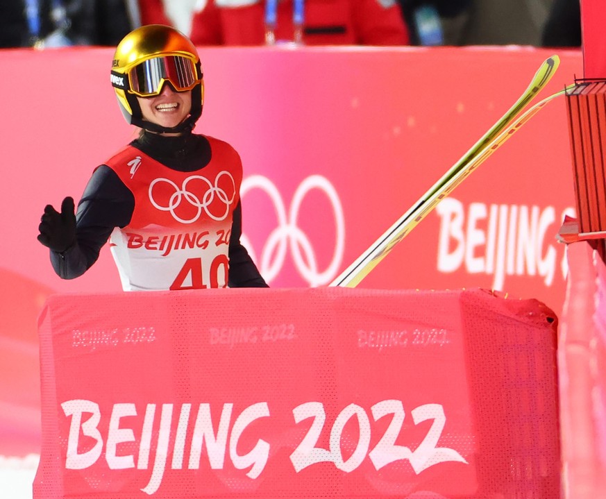 Olympia, Skispringen, Normalschanze, Frauen im Nationalen Skisprungzentrum. Katharina Althaus aus Deutschland reagiert im Ziel.