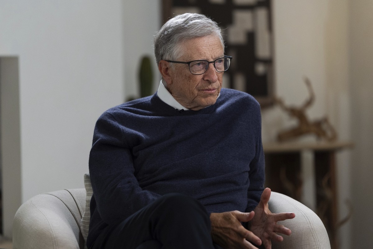 PRODUKTION - 08.01.2025, USA, Indian Wells: Microsoft-Gründer Bill Gates spricht bei einem Interview mit der US-Presseagentur The Associated Press (AP) in Indian Wells, Kalifornien. Foto: Jae C. Hong/ ...