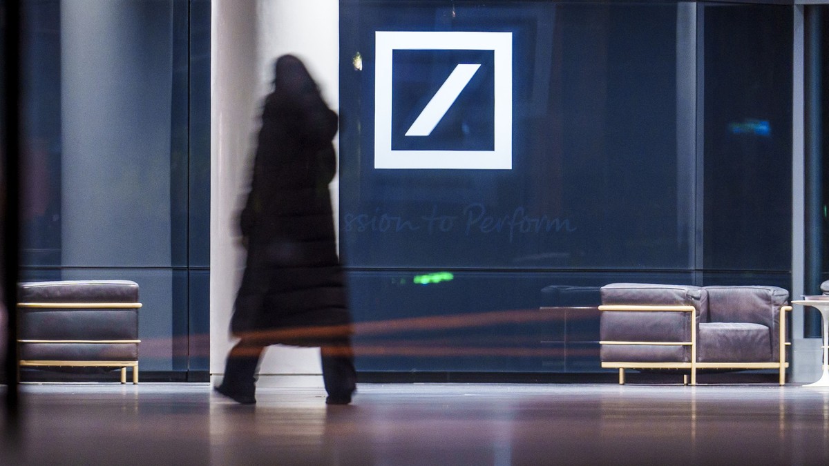 30.01.2025, Hessen, Frankfurt/Main: Das Deutsche Bank Logo leuchtet in der Firmenzentrale des Geldhauses. Die Deutsche Bank stellt heute ihre Jahreszahlen f