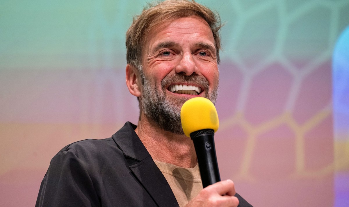 ARCHIV - 24.10.2025, Bayern, Nürnberg: Jürgen Klopp, ehemaliger Fußballspieler und -trainer sowie Global Head of Soccer bei Red Bull, bei der Preisverleihung des Deutschen Fußball-Kulturpeises 2025. B ...