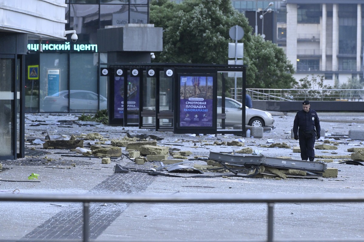 30.07.2023, Russland, Moskau: Ein Ermittler untersucht einen Bereich neben dem beschädigten Wolkenkratzer im Geschäftsviertel «Moscow City» nach einem Drohnenangriff in Moskau. Die russische Hauptstad ...