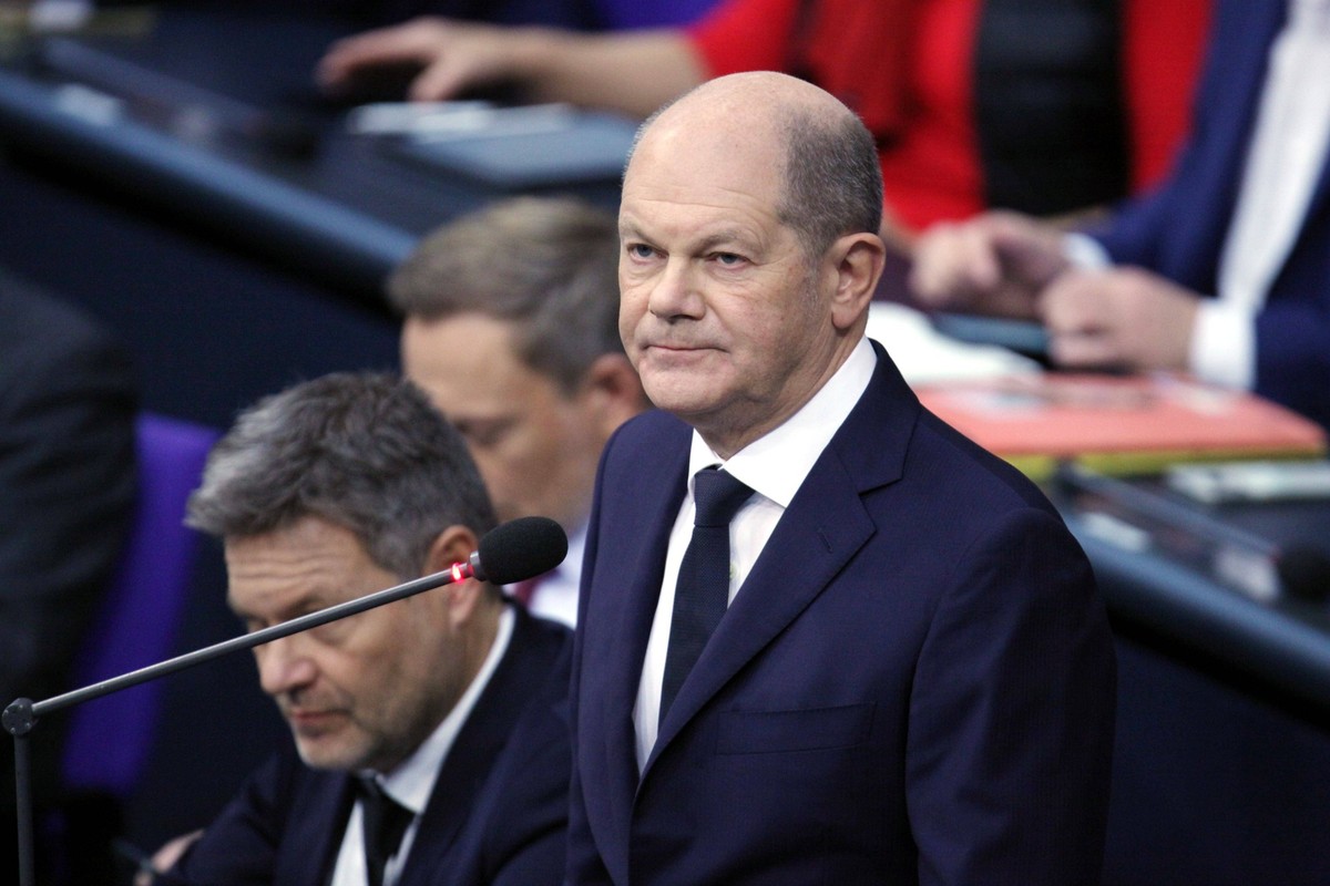Berlin, Deutschland, 15.11.2023: Sitzungswoche im Deutschen Bundestag Bundeskanzler Olaf Scholz antwortet w�hrend der Regierungsbefragung, im Hintergrund Bundeswirtschaftsminister Robert Habeck Gr�ne, ...