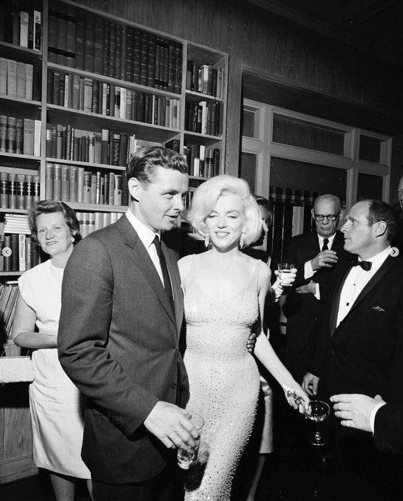 Marilyn Monroe passte das Kleid geradeso – sie wurde vermutlich hineingenäht.