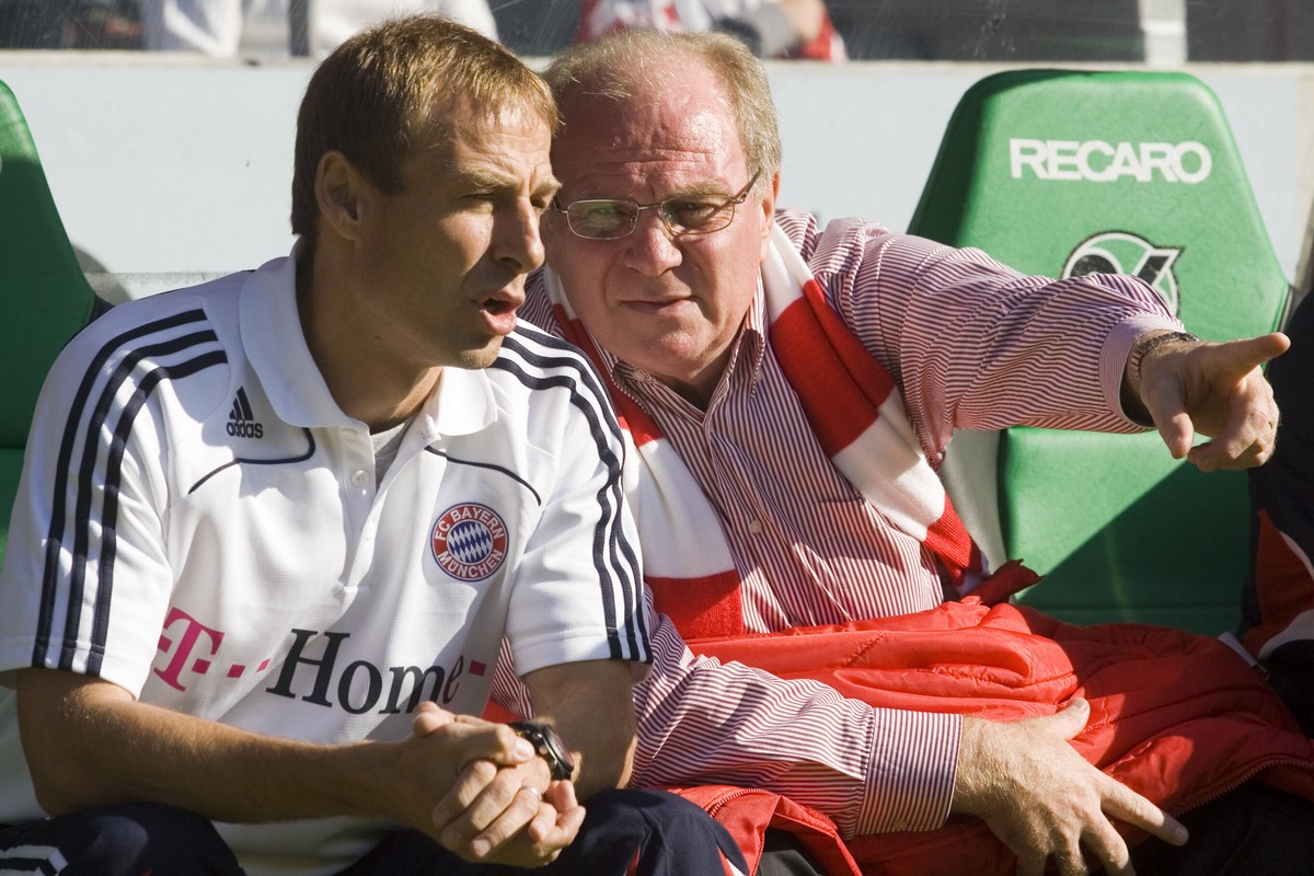 Zum Rueckzug von Uli Hoeness als Praesident des FC Bayern Muenchen. Archivfoto Trainer Juergen KLINSMANN Bayern und Manager Uli HOENESS diskutieren Hannover 96 - FC Bayern Muenchen 1:0, Fussball Bunde ...