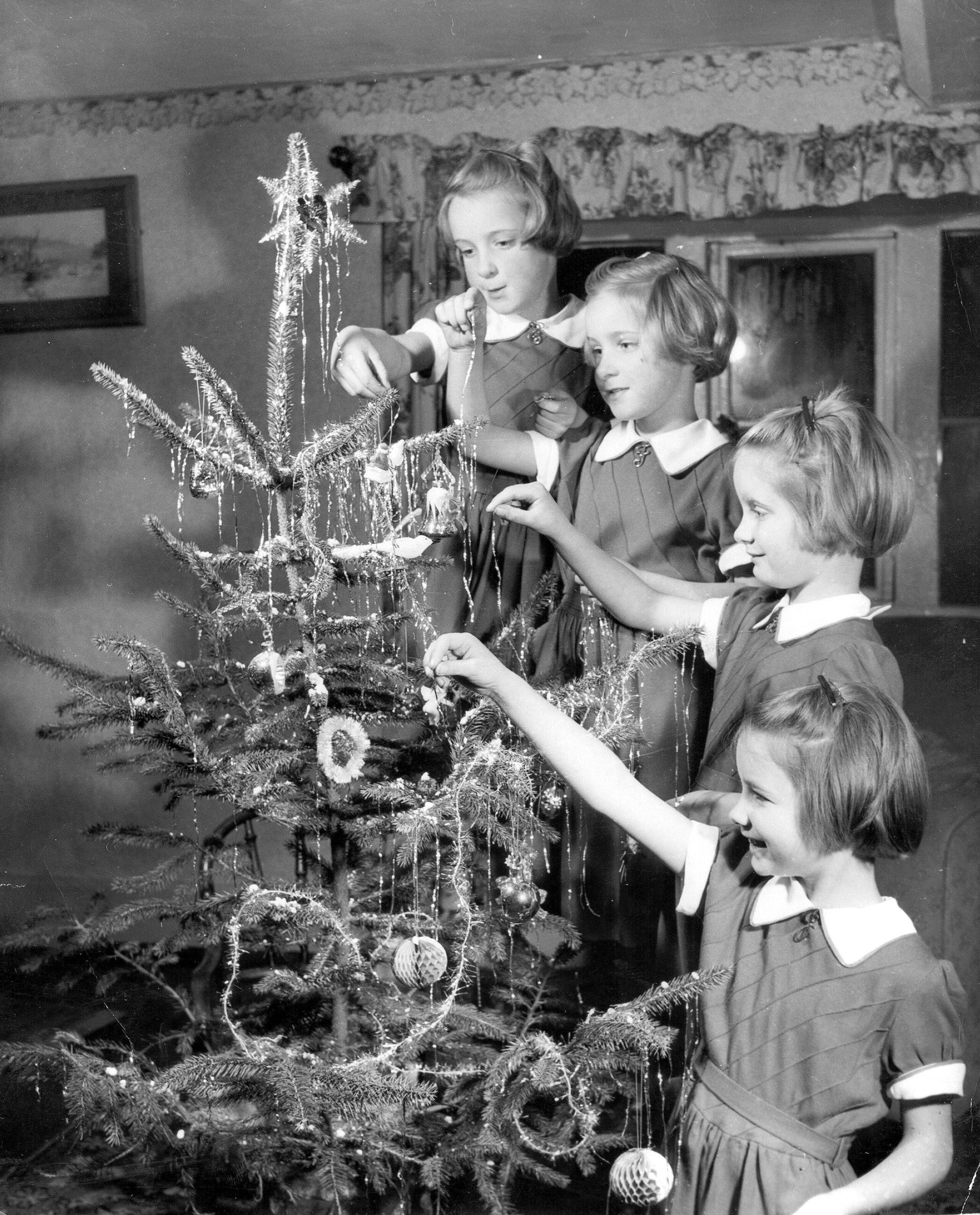 Bildnummer: 60090044 Datum: 04.11.1999 Copyright: imago/United Archives International Young girls hanging decorations on the Christmas tree. 23rd December 1955 kbdig 1999 hoch XMAS cHRISTMAS file C&am ...