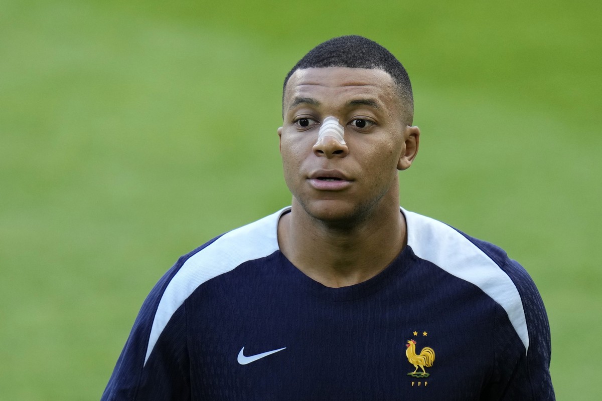 France&#039;s Kylian Mbappe gestures as he leaves the field after a training session in Paderborn, Germany, Wednesday, June 19, 2024. France will play against Netherland during their Group D soccer ma ...