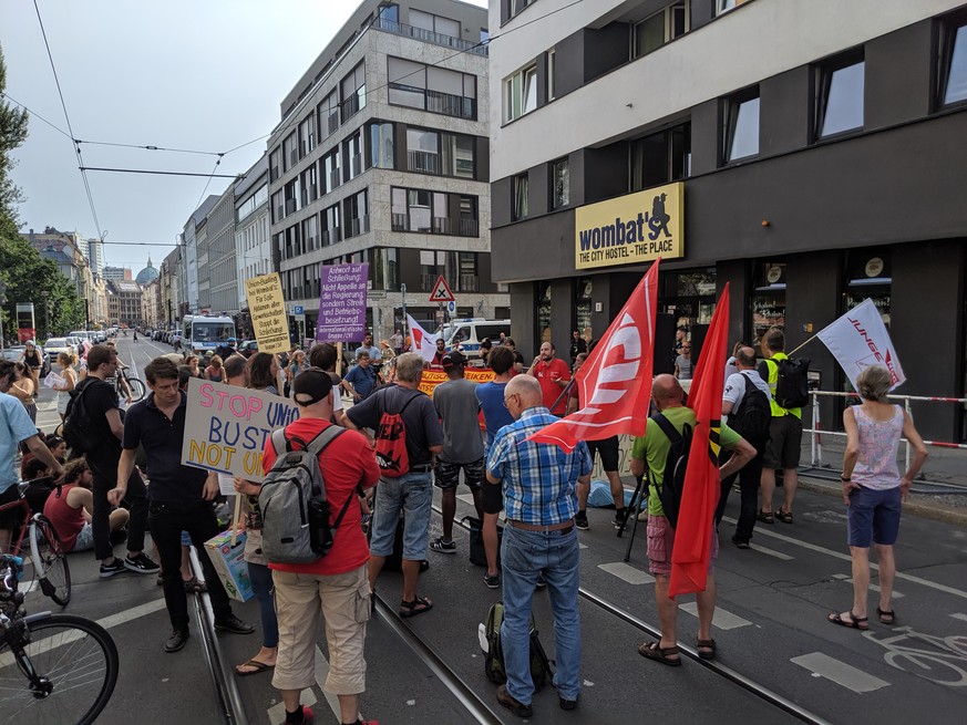 Mitarbeiter und Unterstützer protestieren im Juni 2019 vor dem Wombat's-Hostel.