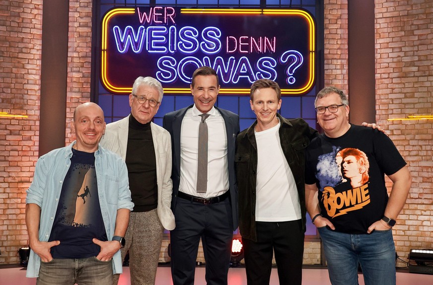 ARD WER WEISS DENN SOWAS? FOLGE 1112, &quot;Marcel Reif und Jochen Breyer&quot;, am Montag (26.02.24) um 18:00 Uhr im ERSTEN.
Moderator Kai Pflaume (M.) und seine Rateteam-Kapitäne Bernhard Hoëcker (l ...