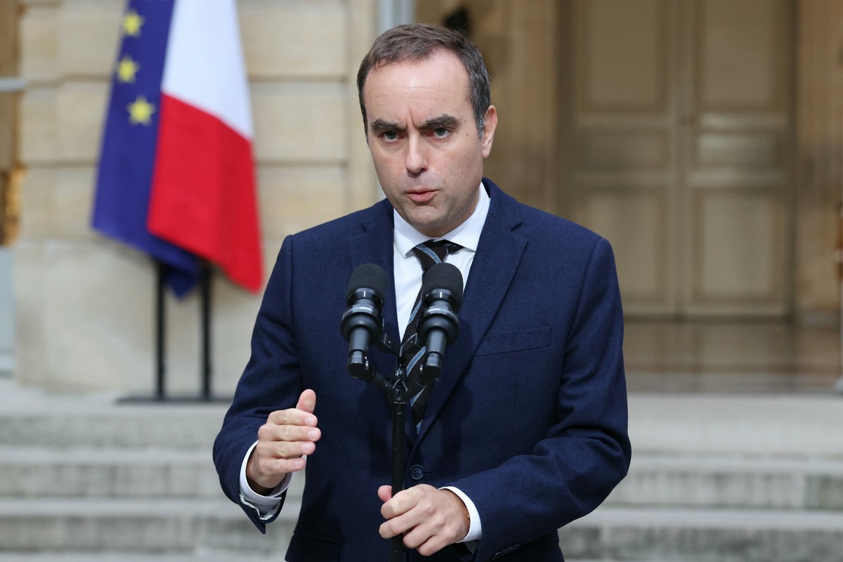 French Prime Minister Sebastien Lecornu delivers a statement at the Hotel Matignon in Paris, Friday Oct. 3, 2025, before a round of consultations with political parties ahead of the announcement of th ...