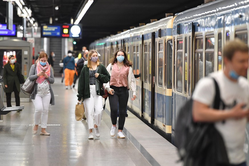 Auch in der Münchner U-Bahn gilt die Maskenpflicht im öffentlichen Nahverkehr.